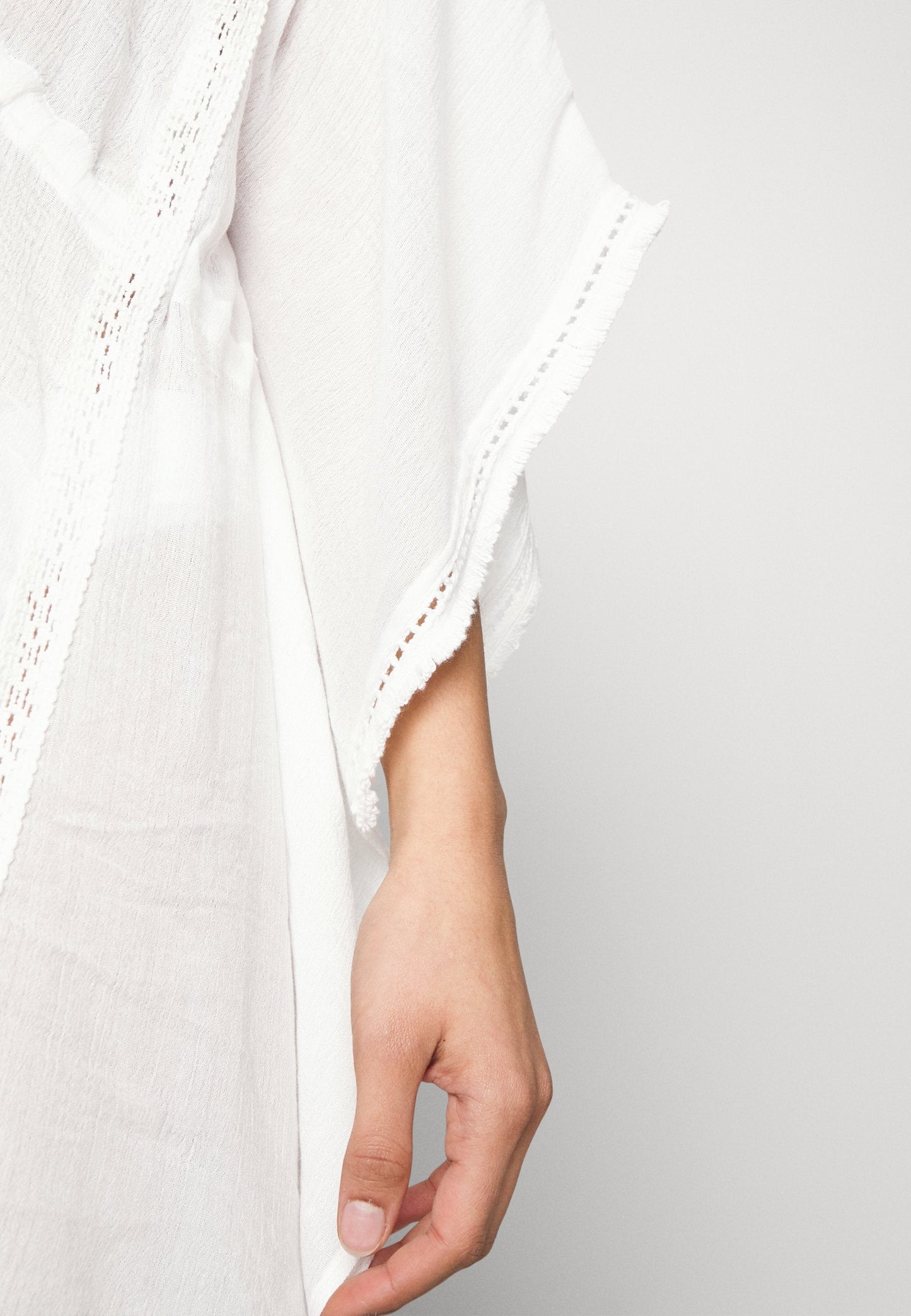 Anna Field Beach Accessory -White