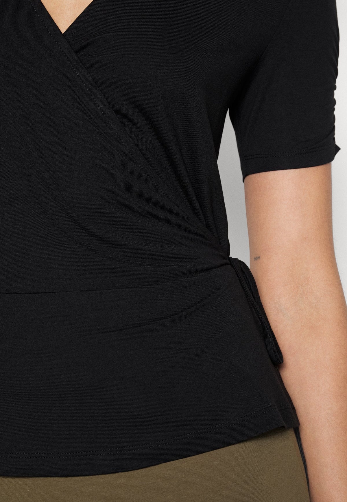 Tall Wrap OverGathering Sleeves - Basic T-Shirt - Black