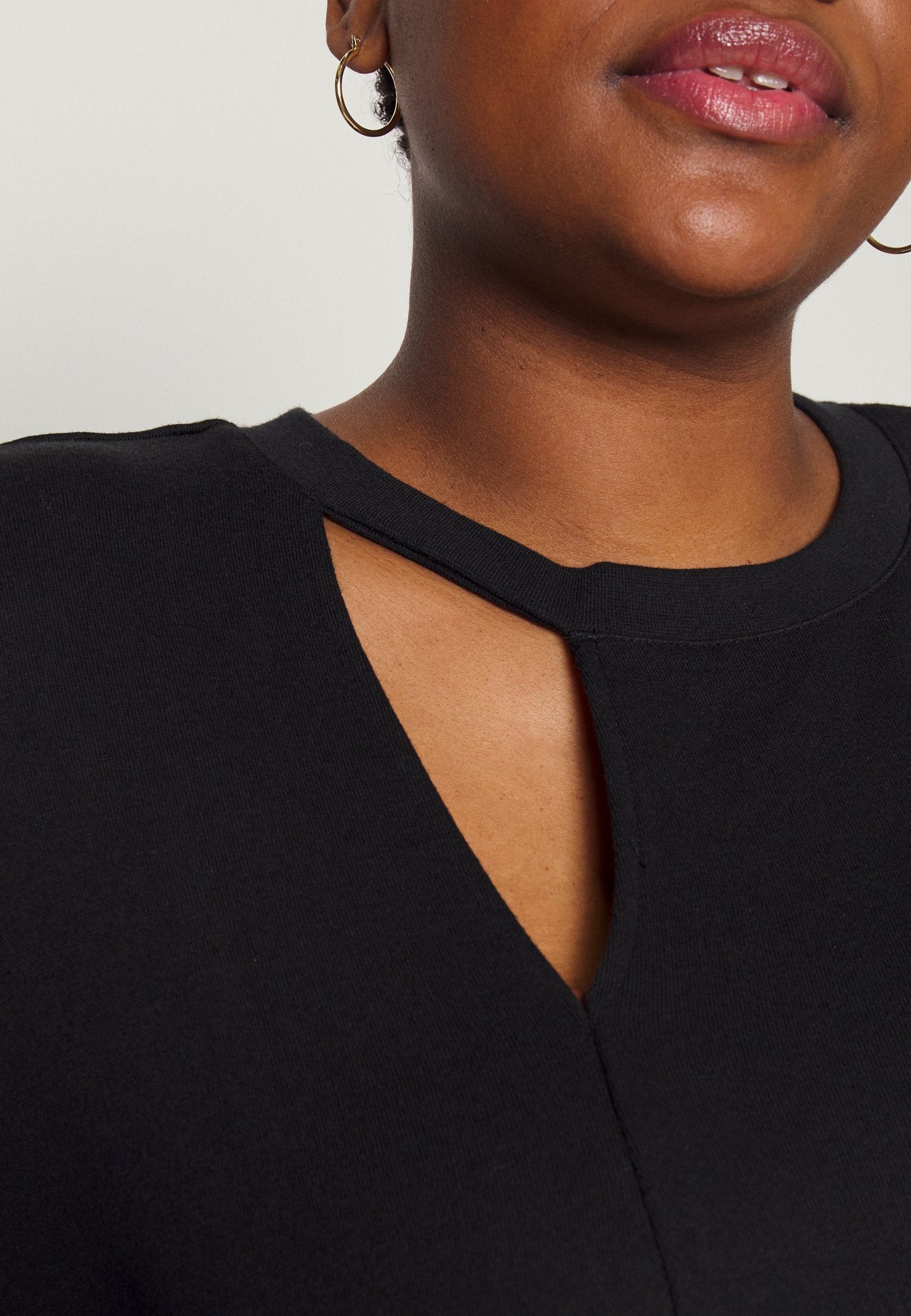 Cut Out Neck Fit - Sweatshirt -Black