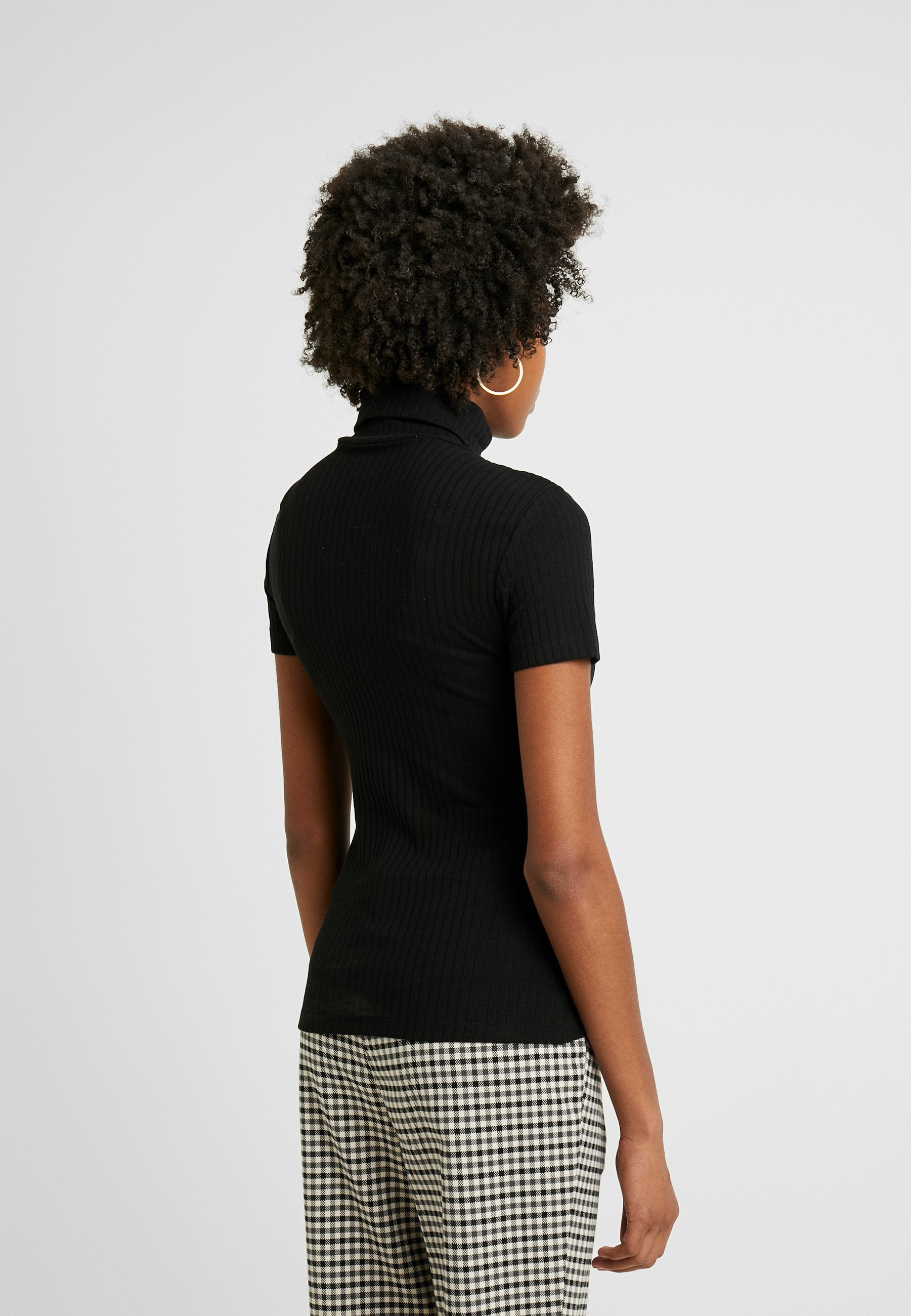  1/2 Sleeve Roll Neck - Basic T-Shirt - Black