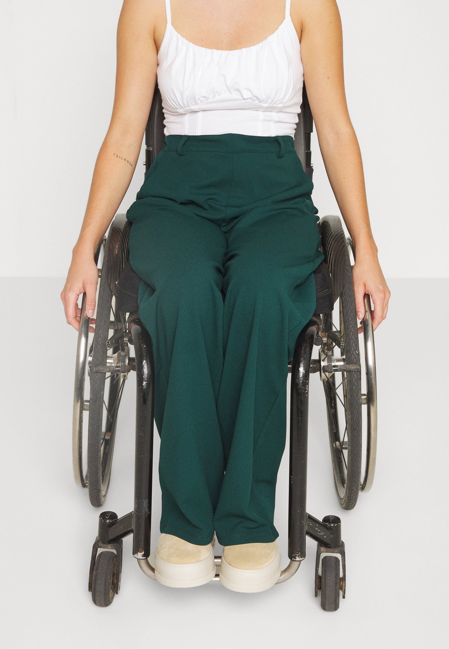 Anna Field ADAPTIVE WIDE LEG PANTS - Trousers - Dark Green