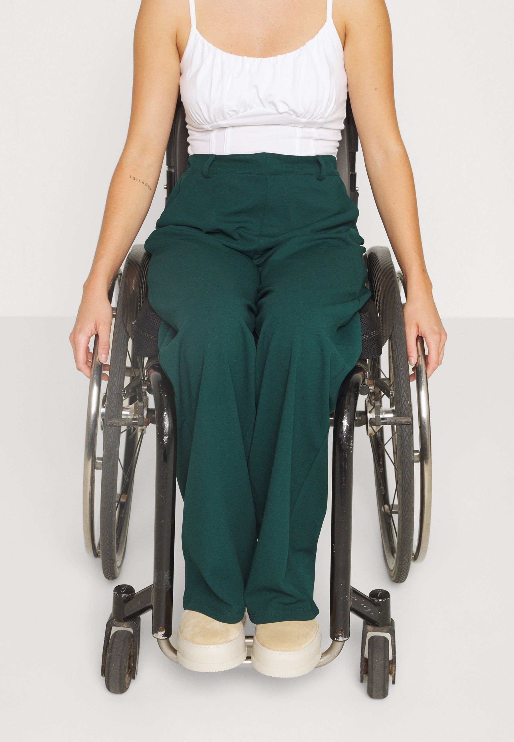 Anna Field ADAPTIVE WIDE LEG PANTS - Trousers - Dark Green