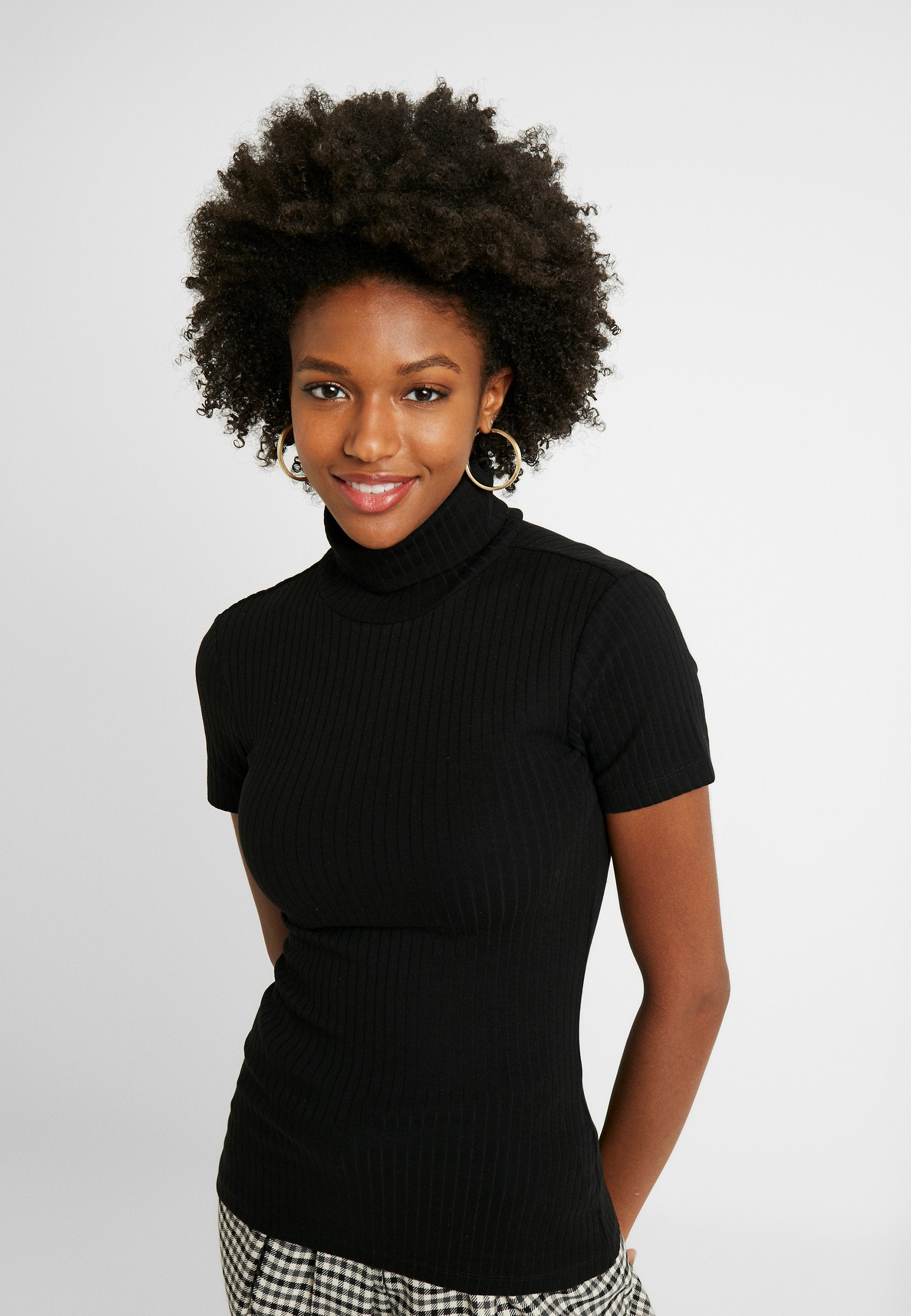  1/2 Sleeve Roll Neck - Basic T-Shirt - Black
