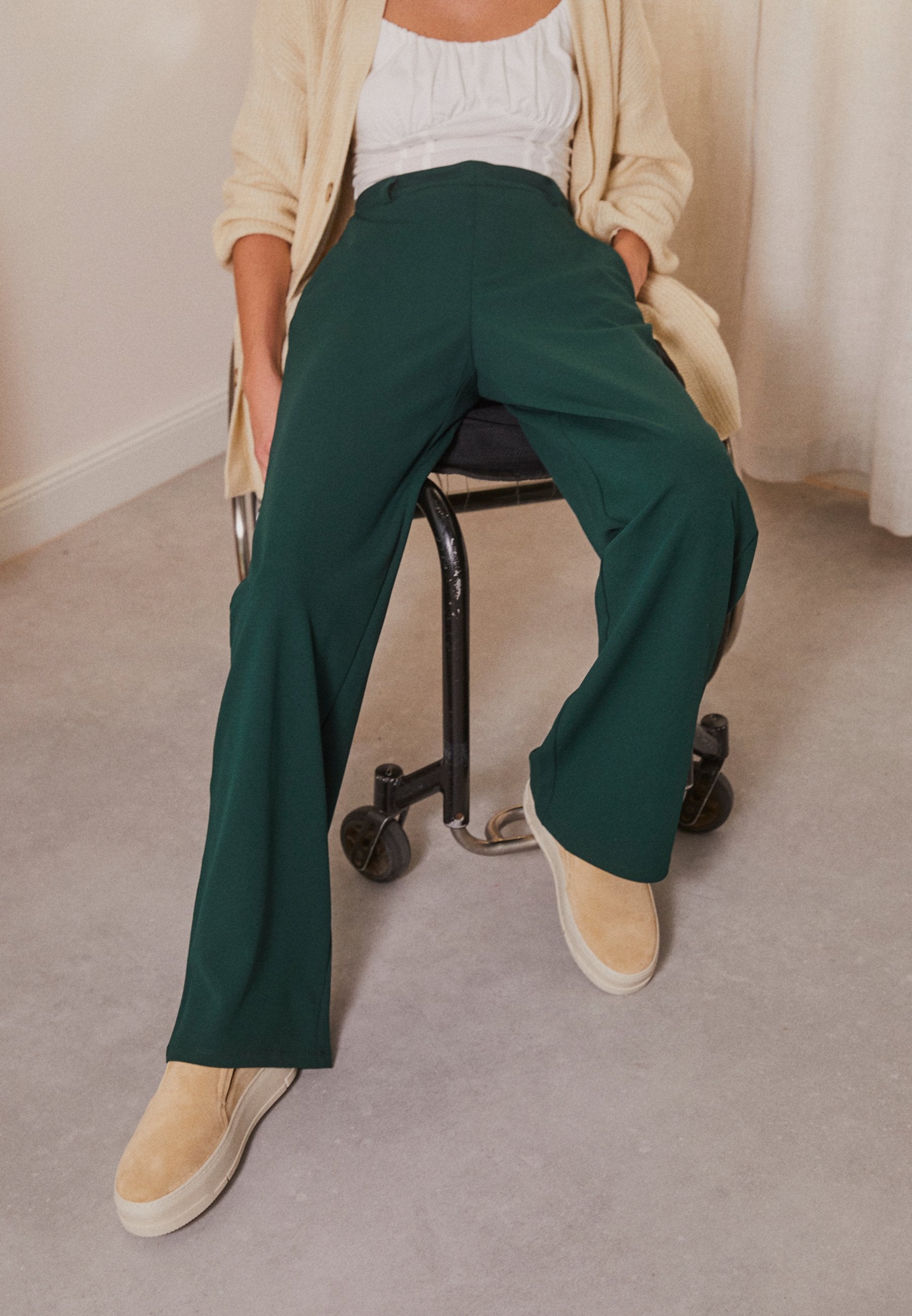 Anna Field ADAPTIVE WIDE LEG PANTS - Trousers - Dark Green
