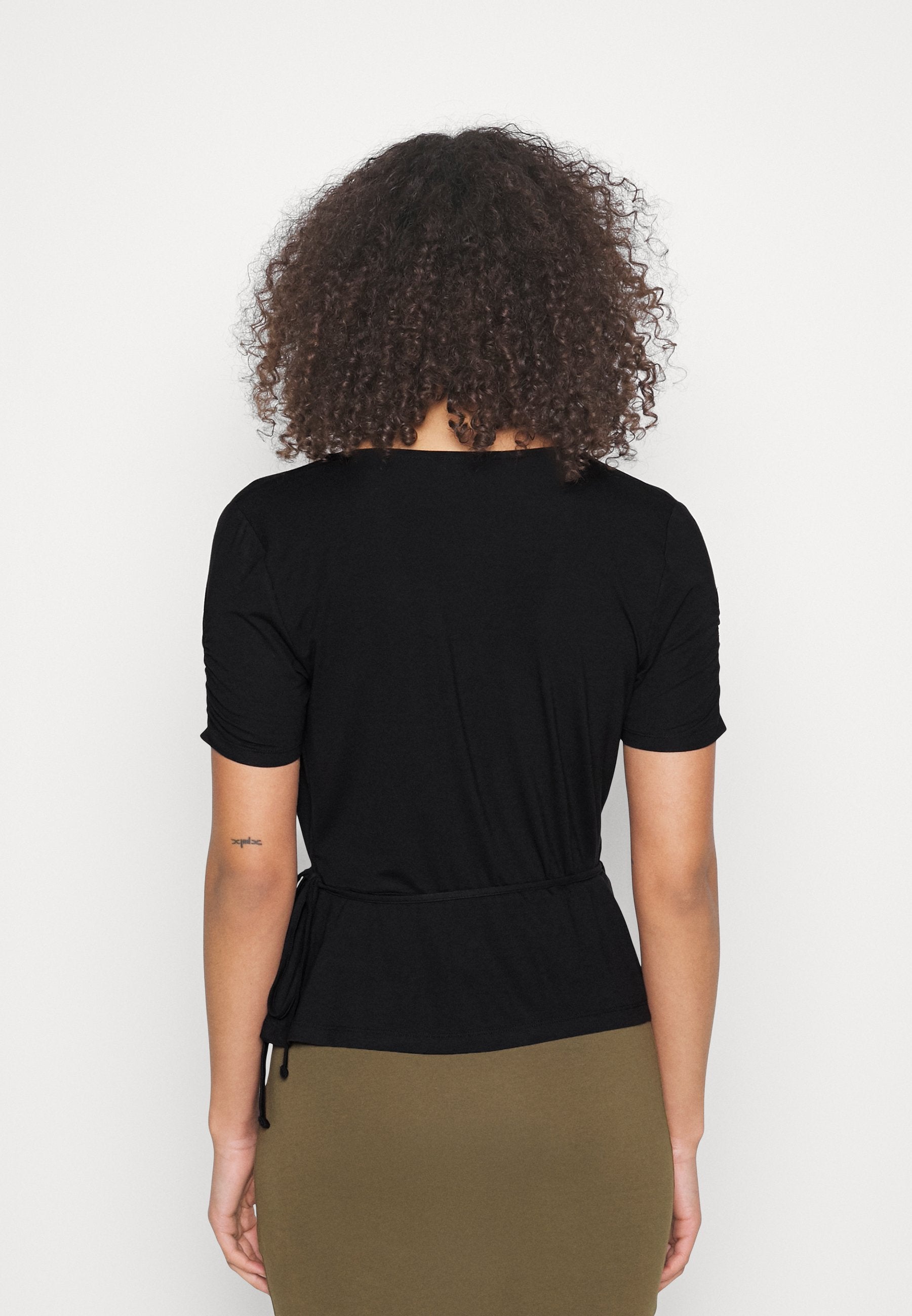  Tall Wrap OverGathering Sleeves - Basic T-Shirt - Black