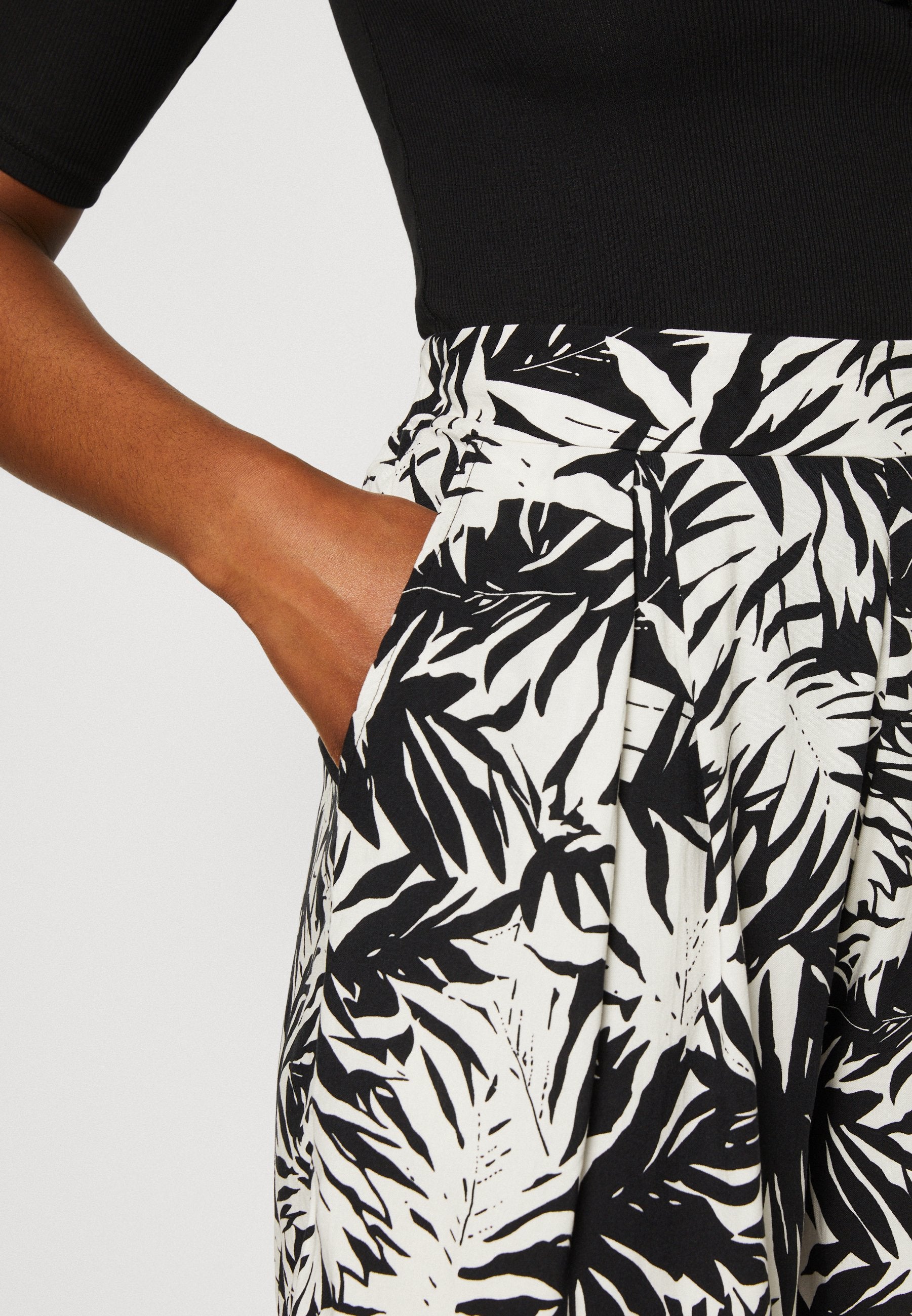 Anna Field Shorts - Black/Off-White